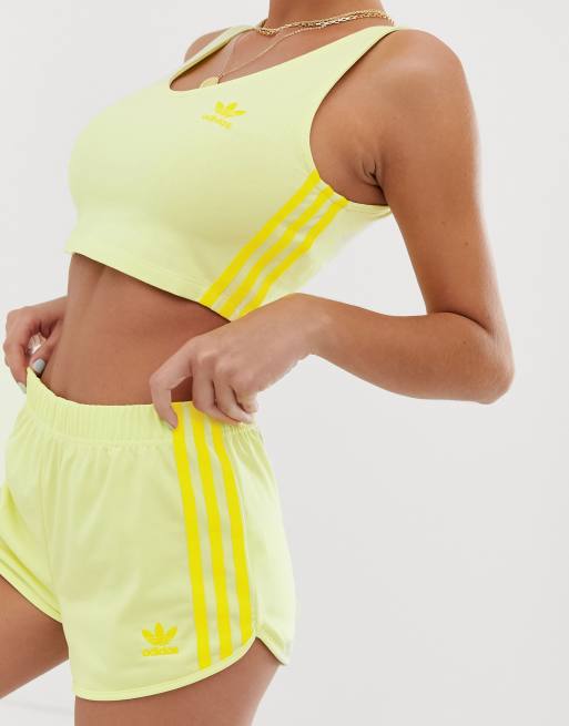 adidas Originals adicolor Pantaloncini giallo fluo con tre