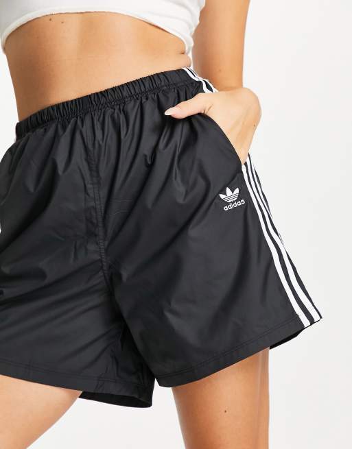 Pantaloncini adidas hot sale con righe orizzontali
