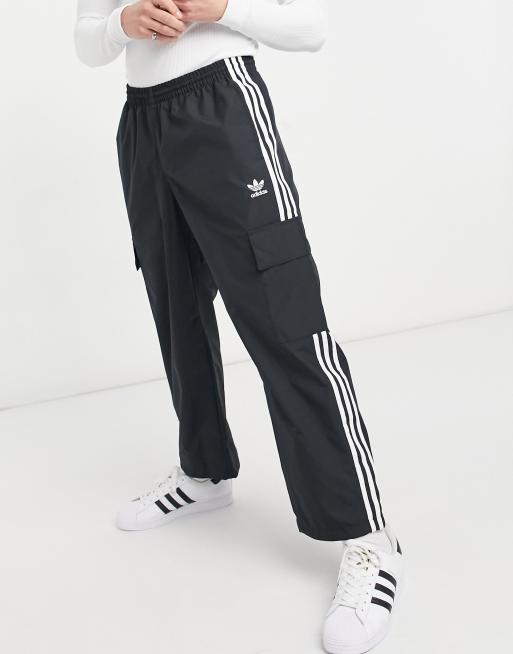adidas Originals adicolor Pantaloni cargo in nero con tasca e tre strisce