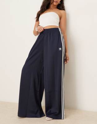 adidas Originals - Adicolor - Satin-Trainingshose in Marineblau mit weitem Bein