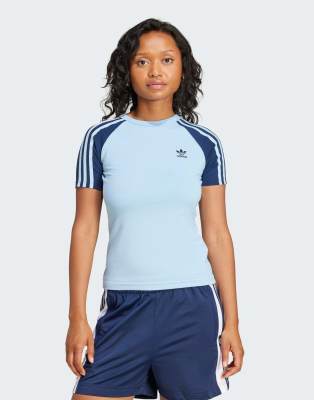 adidas Originals - Adicolor - Schmal geschnittenes T-Shirt in hellem Himmelblau mit Raglan-Ärmeln und den 3 Streifen