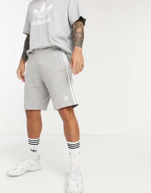 adidas Originals adicolor Shorts mit den drei Steifen in Grau