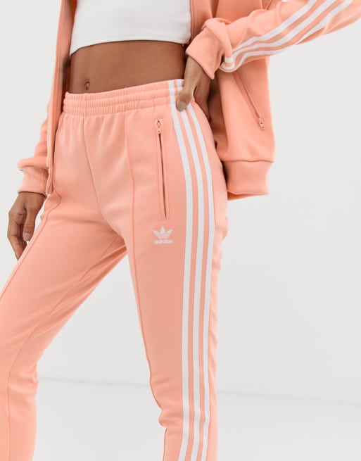 linnen Omdat Diversen adidas Originals - Adicolor - Smaltoelopende broek met drie strepen in roze  | ASOS