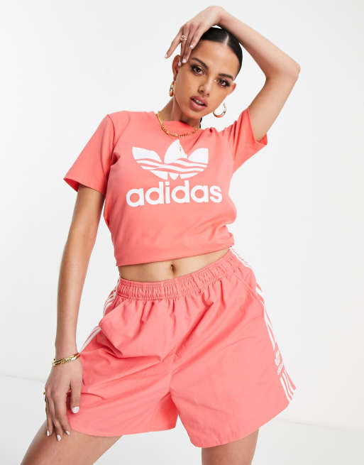 adidas Originals – adicolor – T-Shirt in Rot mit großem Logo