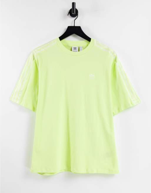 adidas Originals – adicolor – T-Shirt in Satin-Optik in Gelb mit den drei Streifen 