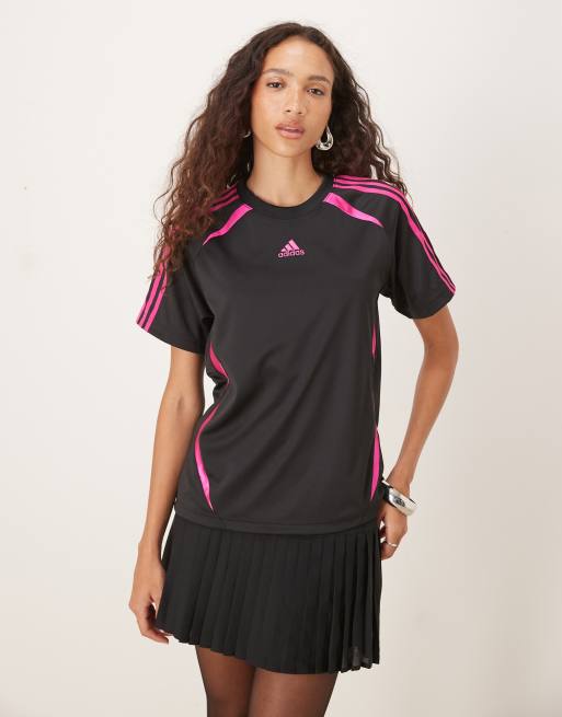 adidas Originals – Adicolor Teamgeist – Lockeres T-Shirt in Schwarz/Semi Lucid Fuchsia