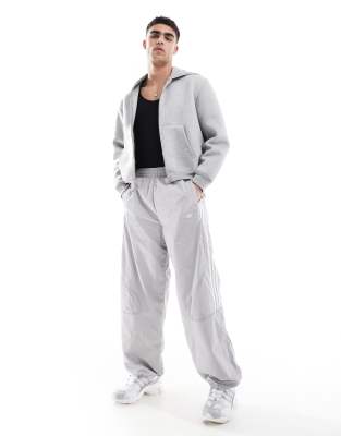 adidas Originals - Adicolor Teamgeist - Oversize-Trainingshose in Grau Zwei