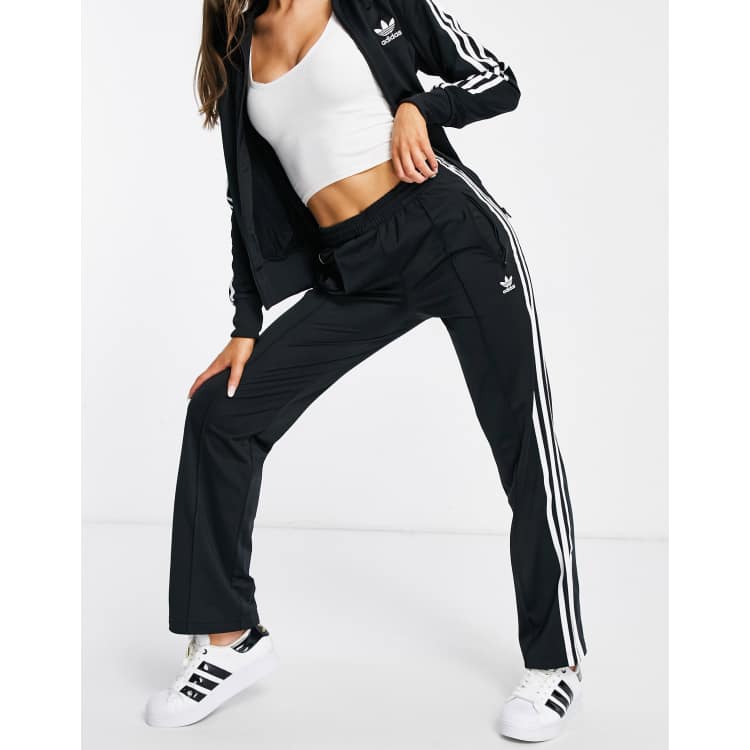 a pesar de Continuo Privación adidas Originals adicolor three stripe logo straight fit track pants in  black | ASOS