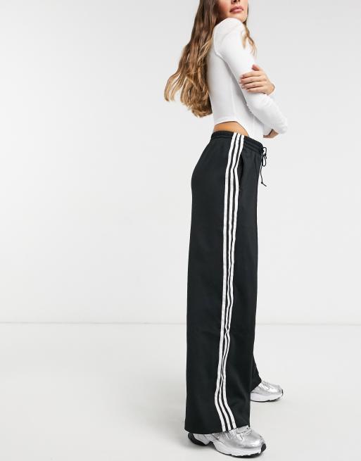 massa Vertrek naar overdrijving adidas Originals adicolor three stripe wide leg pants in black | ASOS