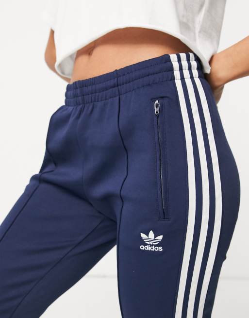 Perforeren Nauw Leeg de prullenbak adidas - Originals - adicolor - Trainingsbroek met 3-Stripes in marineblauw  | ASOS