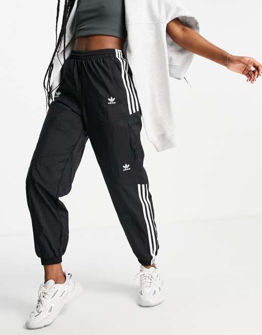 adidas Originals - adicolor - Trainingsbroek met verstoorde 3-Stripes en zakken in zwart 
