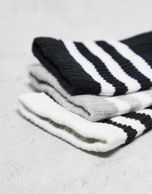 adidas Originals – adicolor Trefoil – 3er-Pack Crew-Socken in Schwarz, Weiß und Grau mit Dreiblatt-Logo, 2 von 3