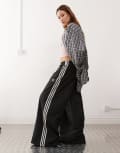 [adidas Originals] adidas Originals Adicolor wide leg track pants in black L BLACK