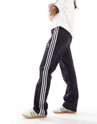 adidas Originals adidas Originals Adicolour Classics track pants in maroon-Black