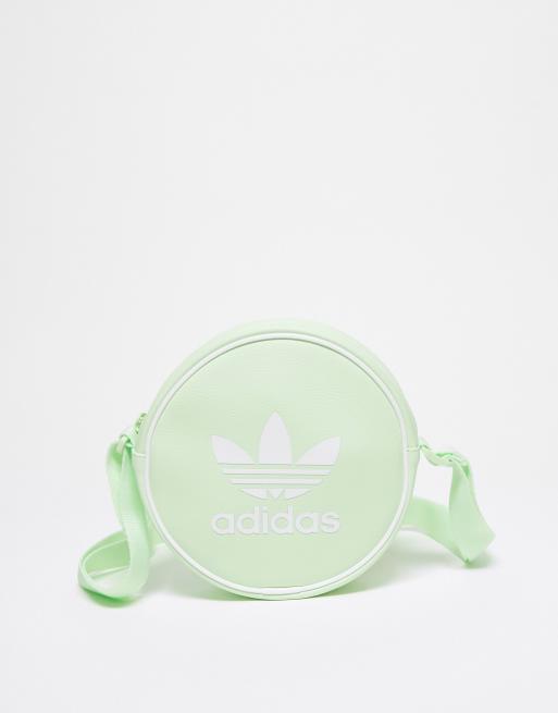 adidas Originals – Adicolour – Runde Tasche in Grün