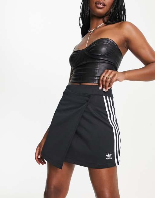 adidas Originals - adicolour - Trestribet slå-om-mininederdel i sort