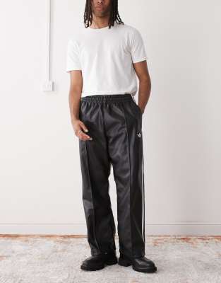 adidas Originals - adidas x Jeremy Scott - Weite Hose aus Kunstleder in Schwarz