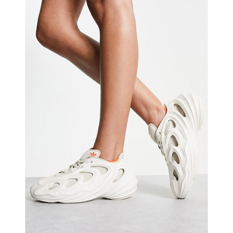 adidas Originals – Luxe Lounge – Leggings-Shorts in Hellgrau