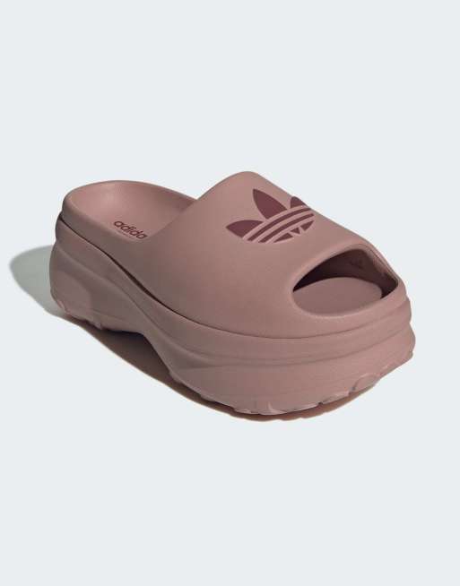 adidas Originals – Adifom Stan – Lerfärgade och röda tofflor