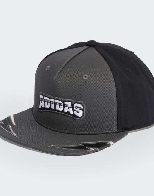 adidas Originals – Adilenium – Czarna czapka z płaskim daszkiem i grafiką