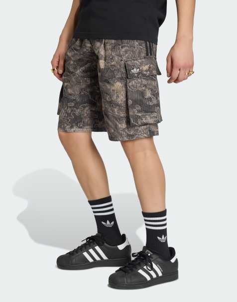 adidas Originals – Adilenium Season 5 – Gemusterte Cargo-Shorts in Chalk Pearl / Wonder Taupe - view 1