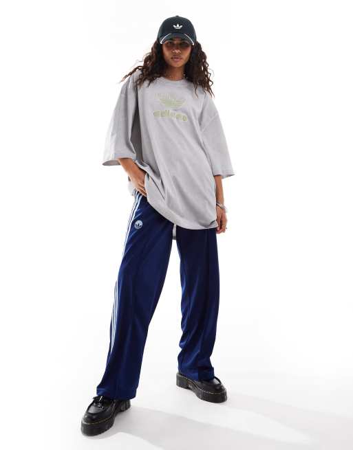 adidas Originals - Adilenium - T-shirt oversize à logo trèfle - Gris, 2 de 4
