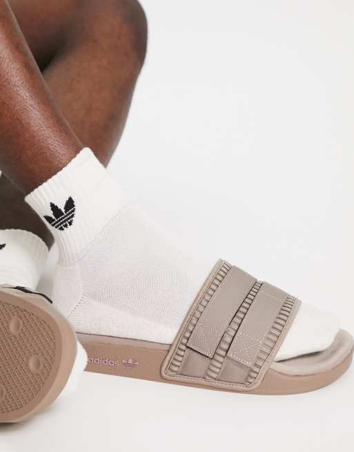 adidas Originals – Adilette 2.0 – Ljusbruna tofflor i retrostil