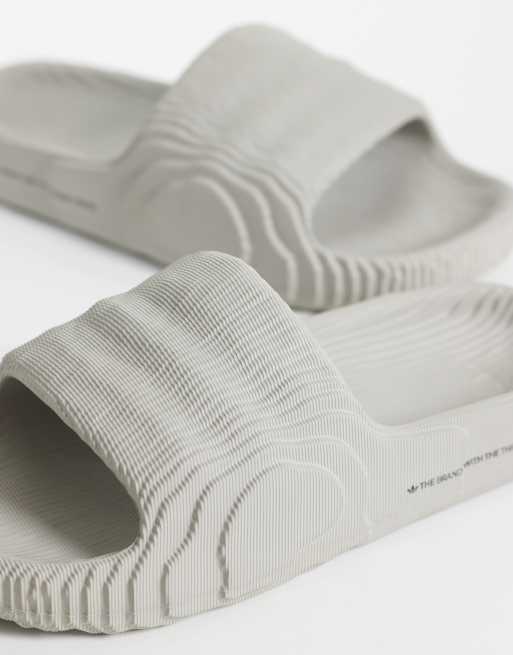adidas Originals – Adilette 22 – Slider in neutralem Braun, 3 von 4