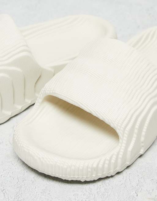 Adilette store off white