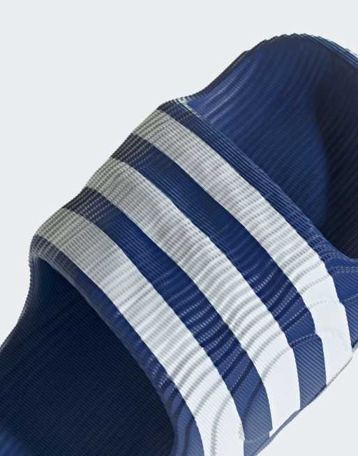 adidas Originals Adilette 22 Slides in Blau und Weiß, 3 von 4