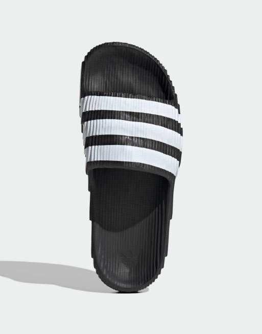 adidas Originals Adilette 22 Slides in Schwarz und Weiß, 2 von 4