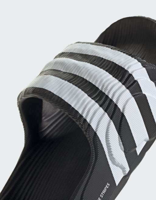 adidas Originals Adilette 22 Slides in Schwarz und Weiß, 3 von 4