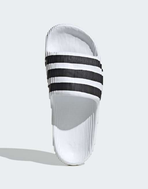 adidas Originals Adilette 22 Slides in Weiß und Schwarz, 2 von 4