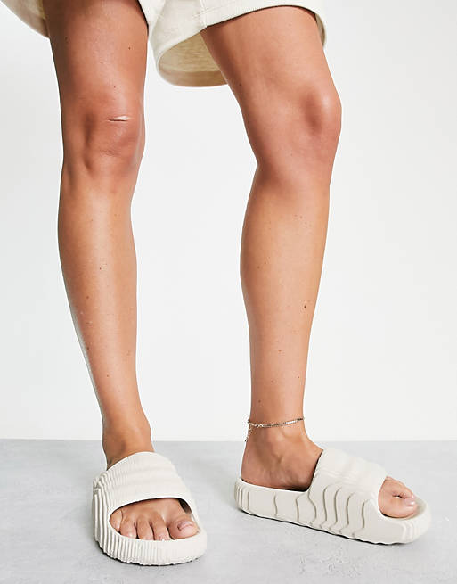 Ieder Vermelding Druppelen adidas Originals - Adilette 22 - Slippers in gebroken wit | ASOS