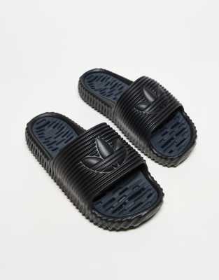 adidas Originals - Adilette 25 - Slider in Kernschwarz/Kernschwarz/ Grau