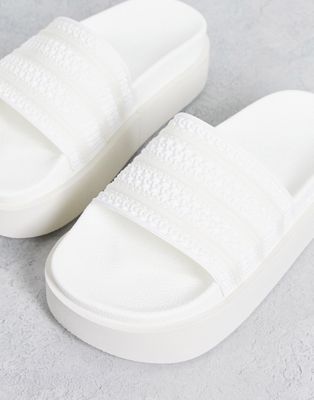 adidas Originals - Adilette Bonega - Claquettes à plateforme - Blanc cassé | ASOS