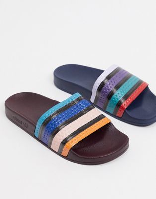 Mules et tongs adidas Originals - Adilette - Claquettes dépareillées à rayures multicolores