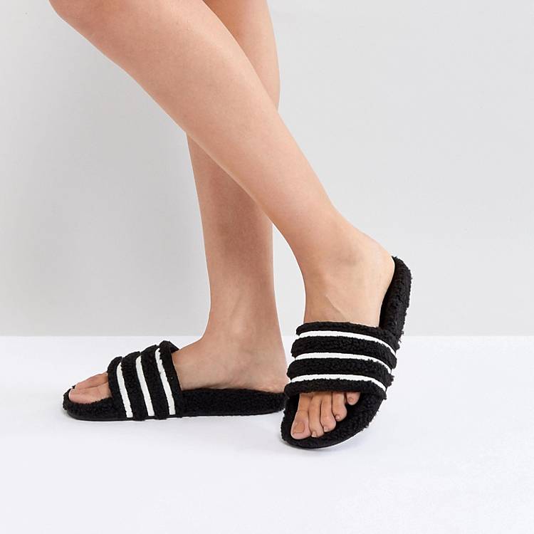 rand Rekwisieten etnisch adidas Originals - Adilette - Donzige slippers in zwart | ASOS