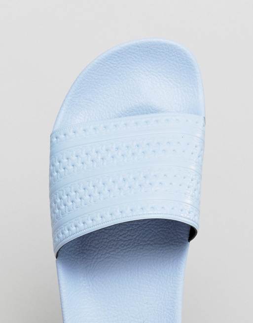 adidas Originals Adilette Flache Sandalen in Blau BA7539