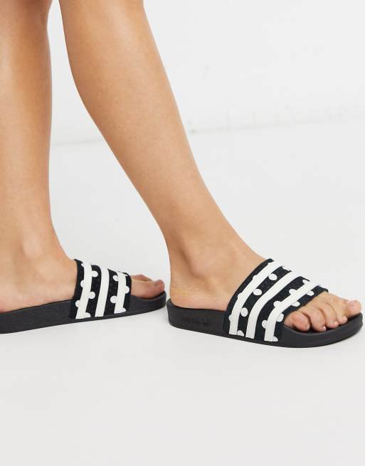 adidas - Adilette - Gestipte slippers in zwart | ASOS