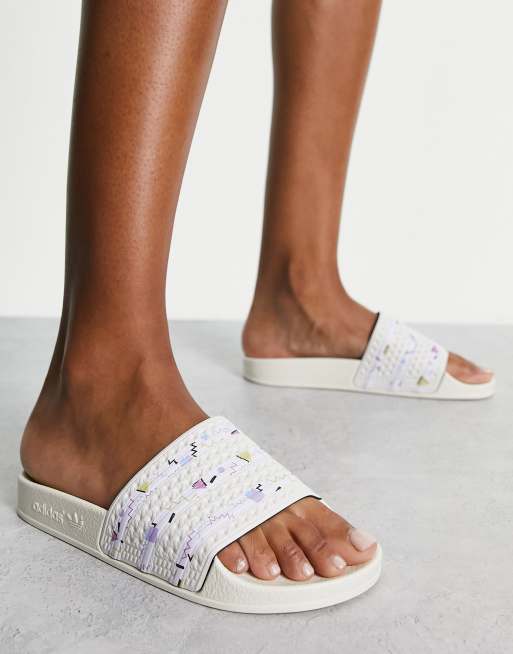 adidas Originals – Adilette – Klapki w kolorze złamanej bieli ze wzorem w paski