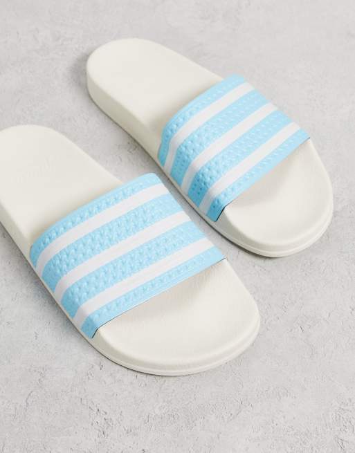 adidas Originals – Adilette – Slider in gebrochenem Weiß und Blau