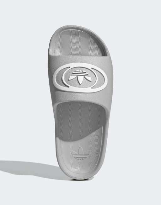 adidas Originals – Adilette – Slider in Grau und Weiß im Stil der 00er-Jahre, 2 von 4