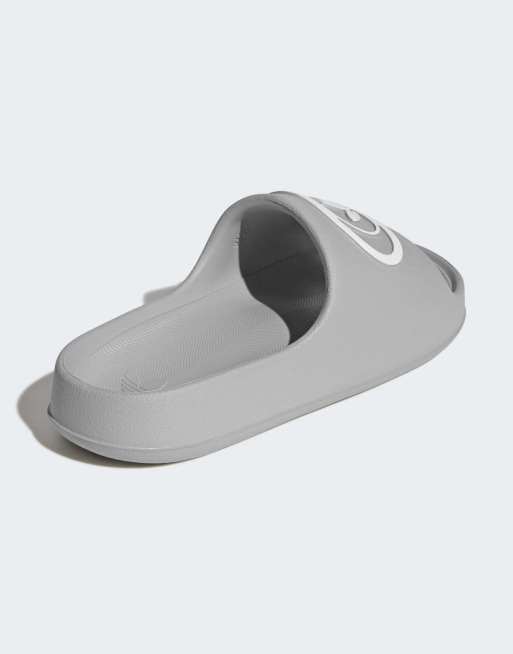 adidas Originals – Adilette – Slider in Grau und Weiß im Stil der 00er-Jahre, 3 von 4