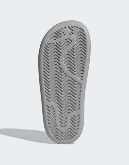 adidas Originals – Adilette – Slider in Grau und Weiß im Stil der 00er-Jahre, 4 von 4