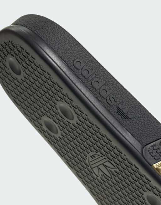 adidas Originals – Adilette – Slider in Schwarz und Gold, 4 von 5