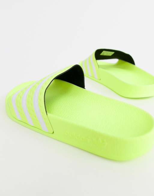 Adidas slippers 2025 neon geel