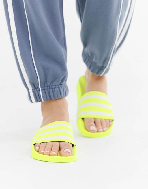 Adidas slippers 2025 neon geel