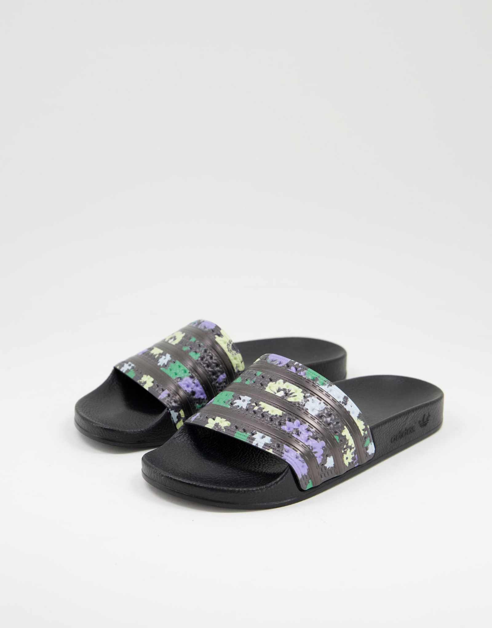 черные ползунки adidas Originals Adilette с кислотным цветочным принтом