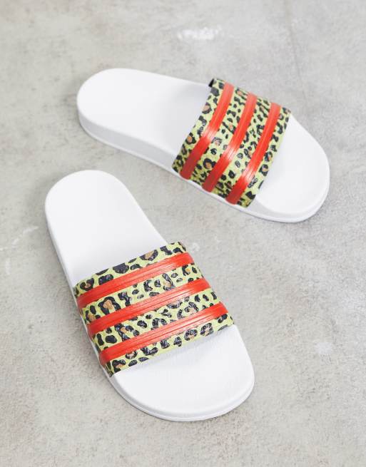 Adidas originals adilette outlet slides in leopard print